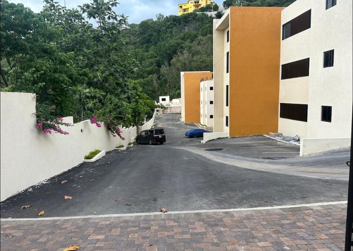 J Luxury Stay In Kingston Bagian luar foto